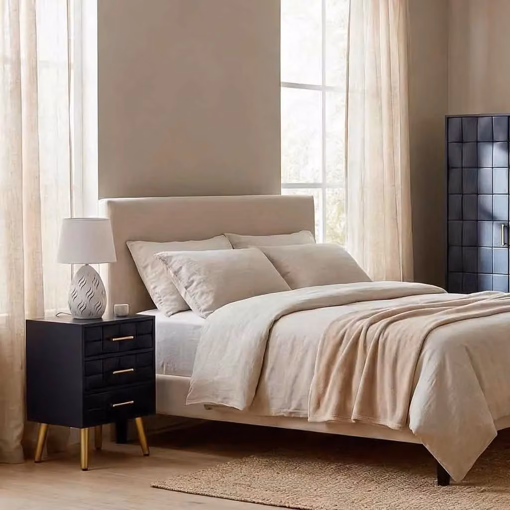 Comodino Wanderlust Deco in legno nero e oro con finitura opaca, stile mid-century, L: 44 cm, P: 35 cm, H: 65 cm – 2