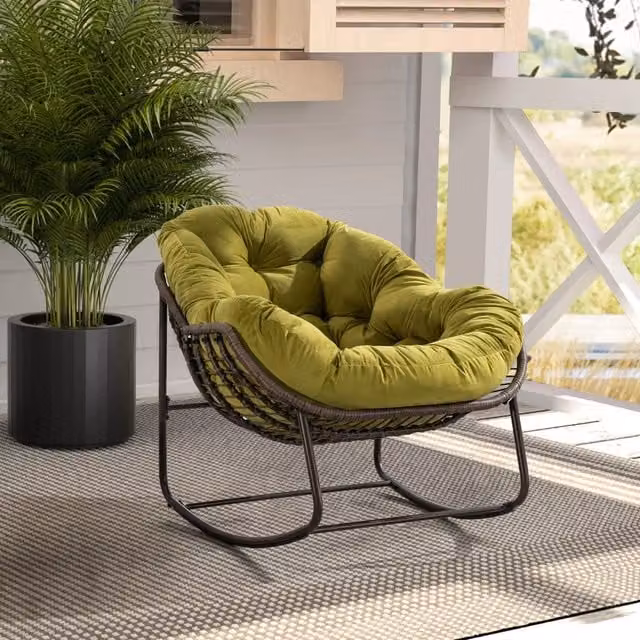 Sedia a dondolo WISHDOR in rattan e metallo laccato con braccioli, colore verde, L: 78 cm, P: 113 cm, H: 106 cm