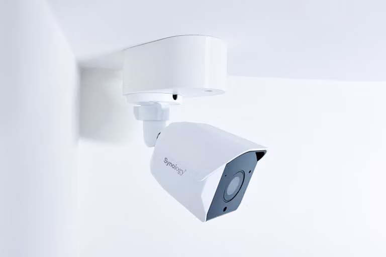 Supporto a parete e a soffitto SYNOLOGY con copricavo per telecamere BC500, bianco