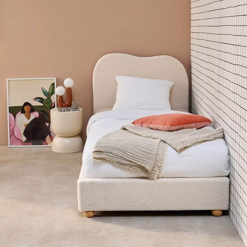 Letto Sweeek con rete a doghe, testiera e cassettiera in tessuto bouclé bianco – 2