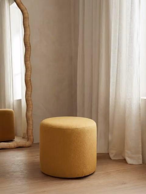 Pouf rotondo Harmony Kenay Home rivestito in tessuto colore senape, Diametro: 60 cm