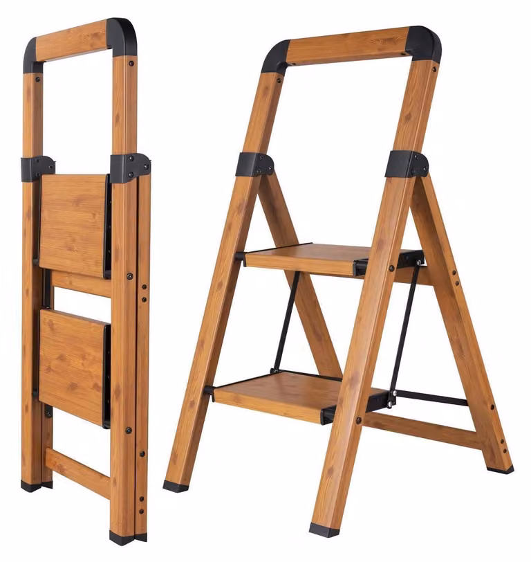 Scala a due gradini, in alluminio con finitura effetto legno, pieghevole e antiscivolo, portata massima 150 kg
