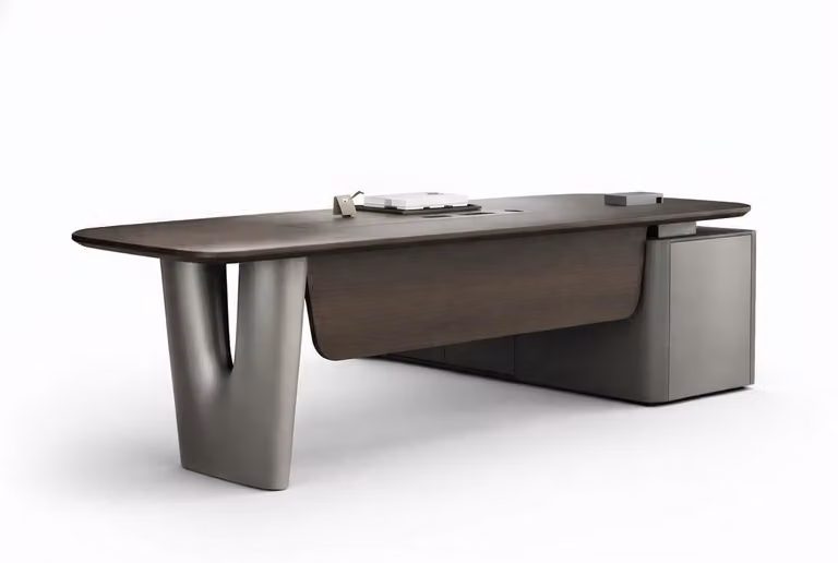 Elegante scrivania da direttore con piano in legno e gambe in metallo