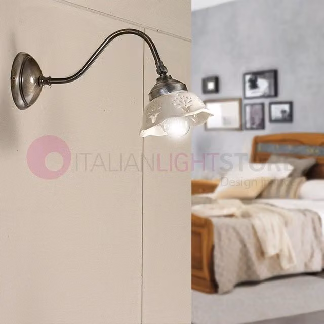 Riparbella Applique a Braccio Regolabile in Ottone e Ceramica Bianca Stile Rustico Country