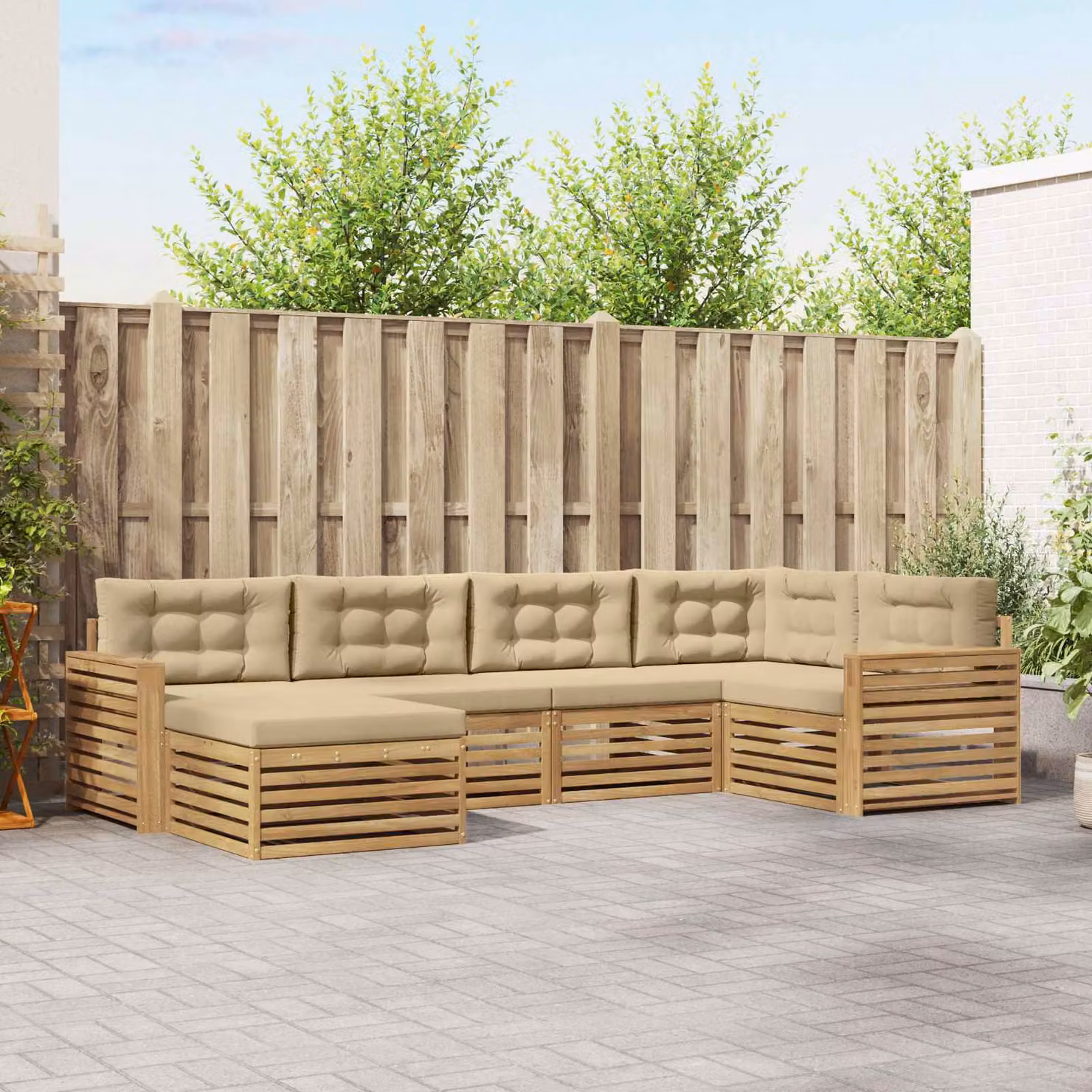 Set di divani da esterno vidaXL a forma di L composto da 6 pezzi con pouf e cuscini, struttura in legno di acacia e tessuto resistente ai raggi UV, colore bianco e beige