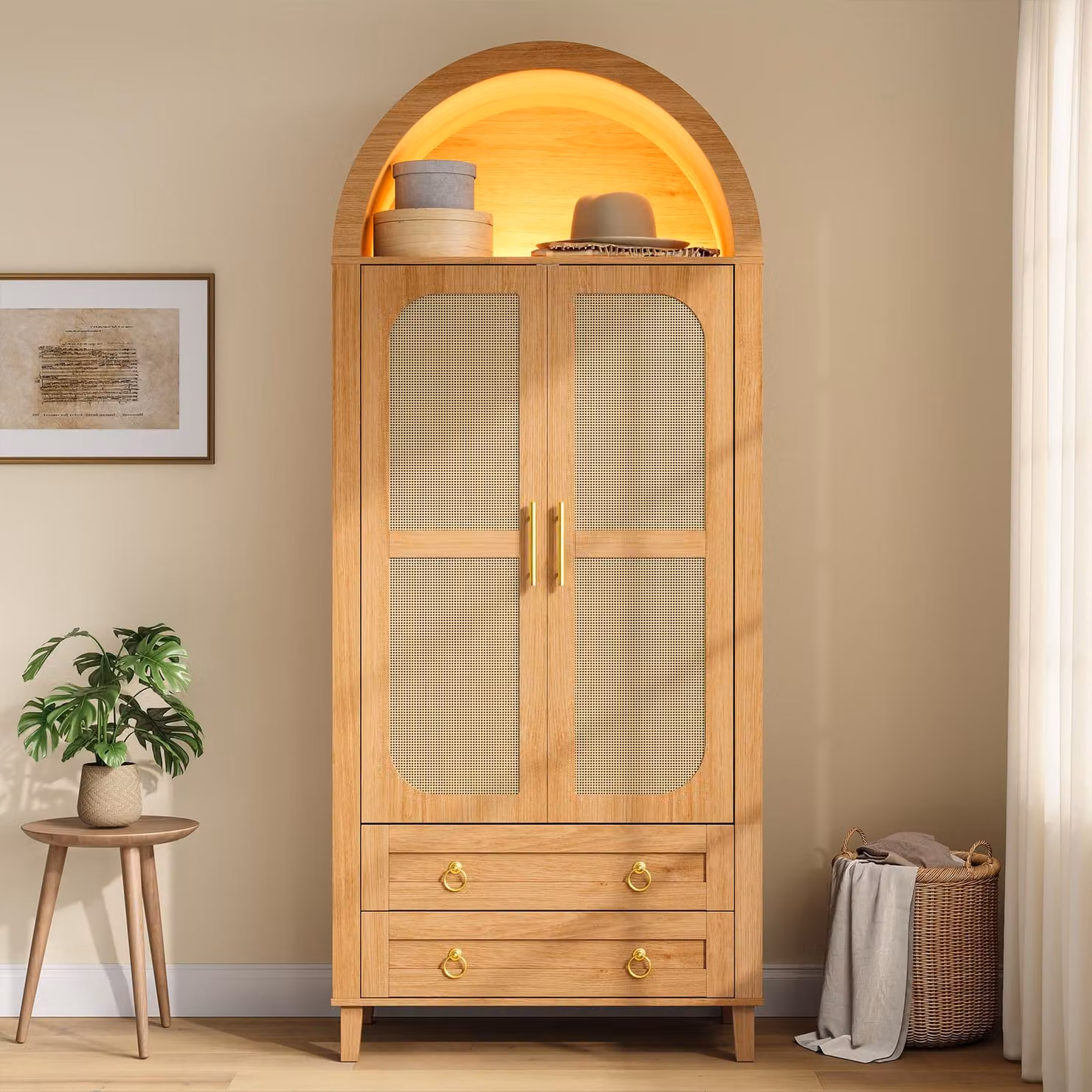 Armadio okwish con design ad arco, dotato di ripiano aperto, illuminazione LED controllabile tramite app, colonna alta con appendiabiti, 2 cassetti, finitura naturale
