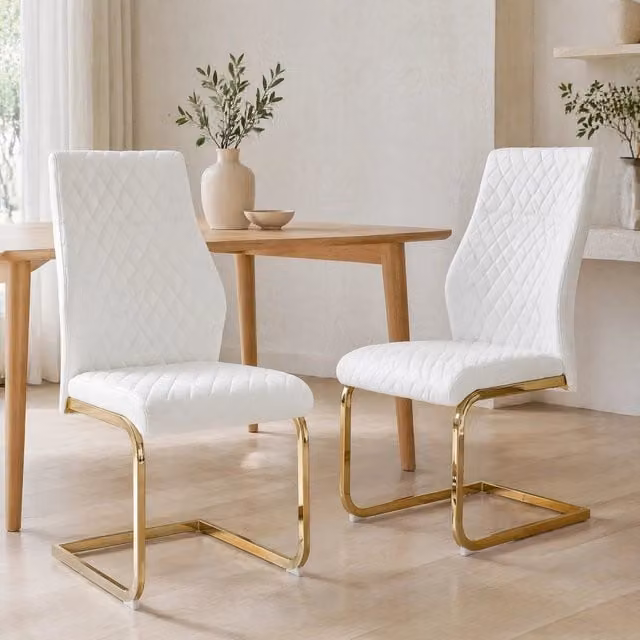 Set di 2 sedie da pranzo MODFU con schienale alto, rivestimento in ecopelle bianca e struttura oro