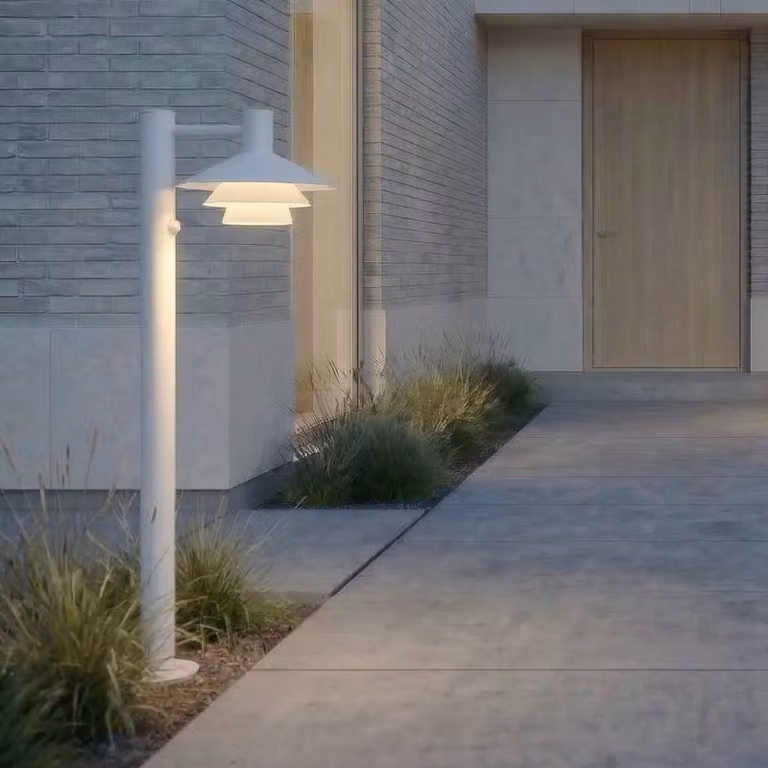 Lampione a LED Lucande Montaro, 100 cm, bianco, con sensore Montaro, Bianco / Opale, Alluminio, Moderno