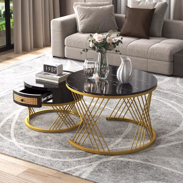 Tavolino Sweiko 2 in 1 in MDF, tavolino con piano in marmo e cassetti in rattan plastico, maniglie in legno massiccio. piedi in ferro dorato. 70x70x45,5+50x50x38,5cm
