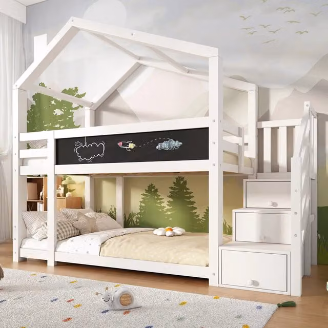 Letto a castello a casetta per bambini 90x200 cm con camino; vani; lavagna; parapetto e 2 reti a doghe; bianco