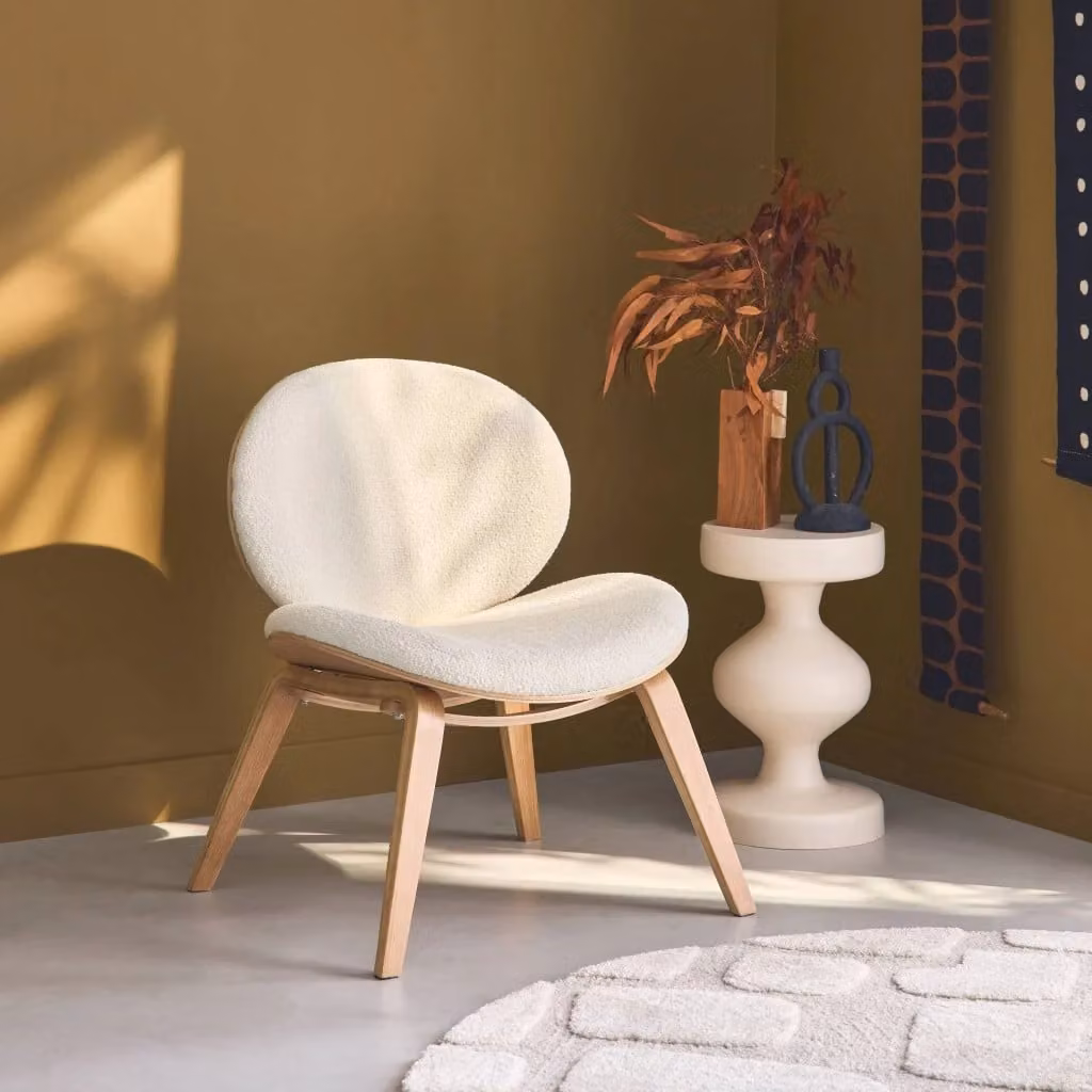 Poltrona moderna Sweeek in tessuto bouclé beige e finiture effetto legno quercia, L: 76.0 cm, P: 59.0 cm, H: 66.0 cm – 2