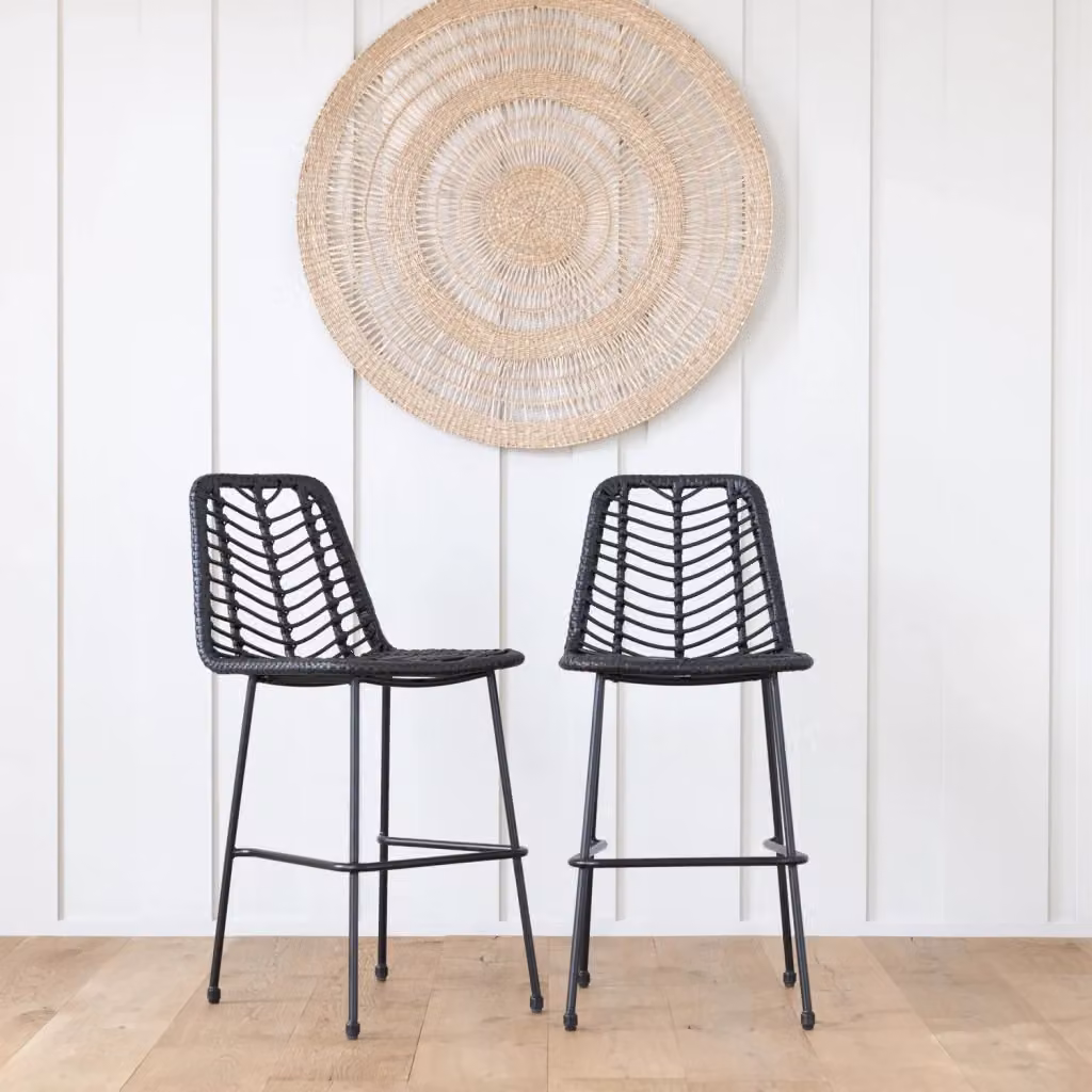Set di 2 sgabelli da bar moderni OKA in rattan sintetico e metallo nero per giardino e terrazza, H: 98.5 cm, L: 45.5 cm, P: 64.5 cm – 2