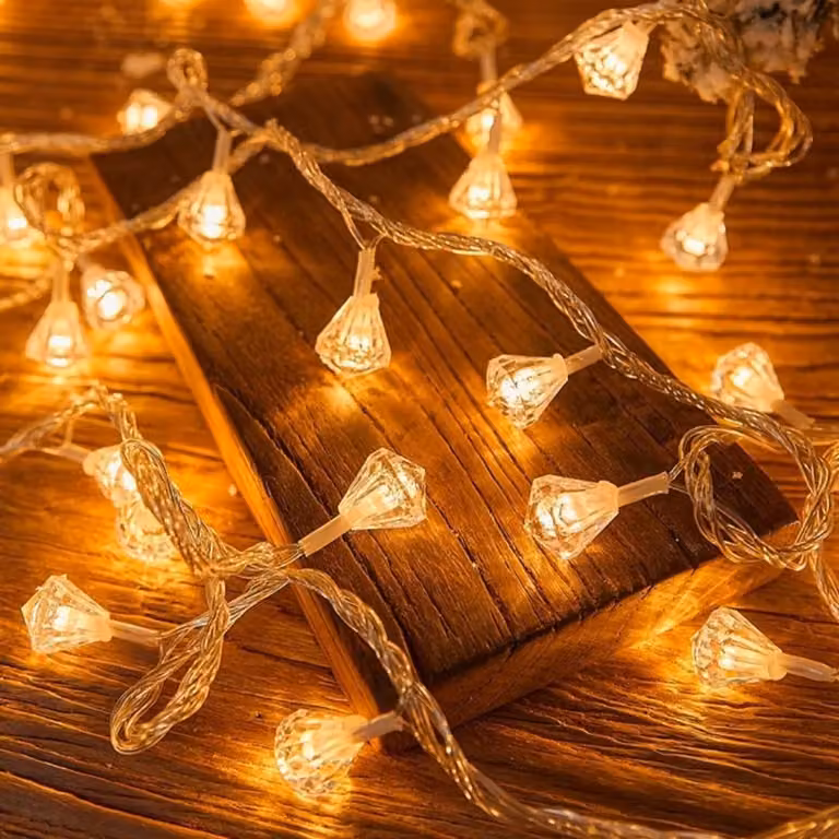 Catena luminosa a forma di rosa di cristallo, con 40 LED bianco caldo, lunghezza 6 metri, alimentata a batteria