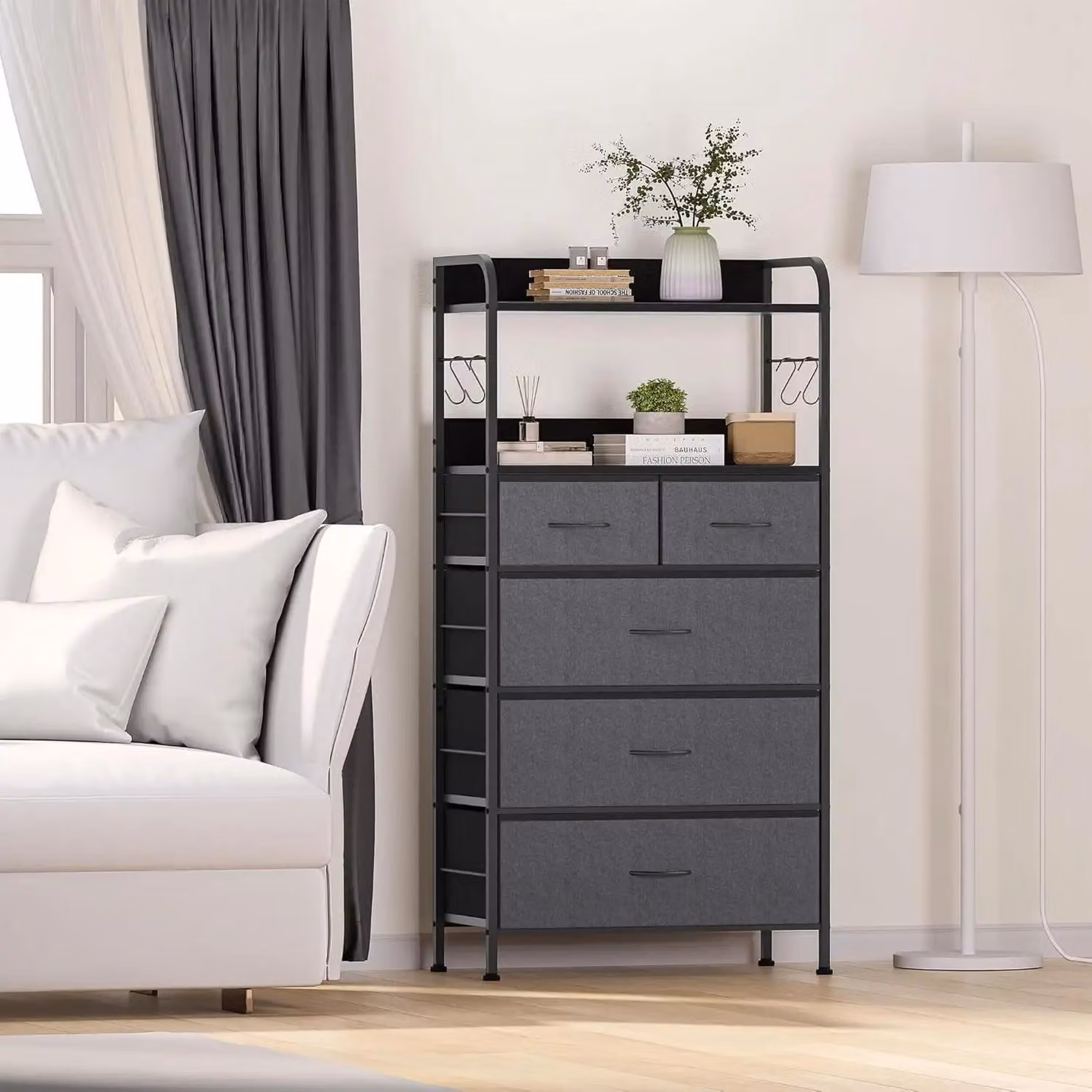Comodino rivestito in tessuto - 5 cassetti - 2 ripiani aperti con ganci - Struttura in metallo - Contenitore in tessuto - Dimensioni: 60 x 30 x 120 cm - Grigio scuro
