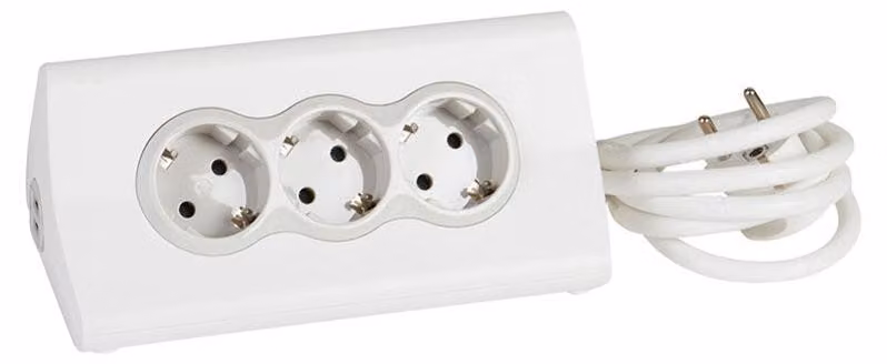 Multipresa a 3 prese con supporto per tablet integrato e stazione di ricarica per smartphone con 2 porte USB, interruttore on/off, cavo di prolunga da 1,5 m, 230 V, colore bianco - Legrand 694810.