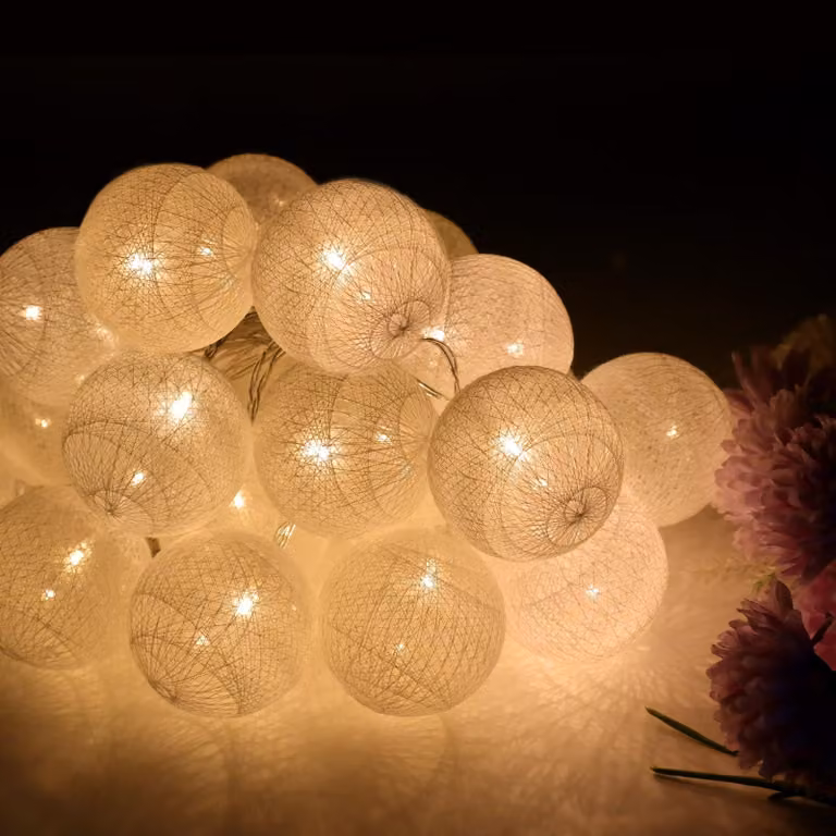 Catena luminosa a LED con 20 palline di cotone, lunghezza 3 metri, luce bianco caldo, adatta per uso esterno