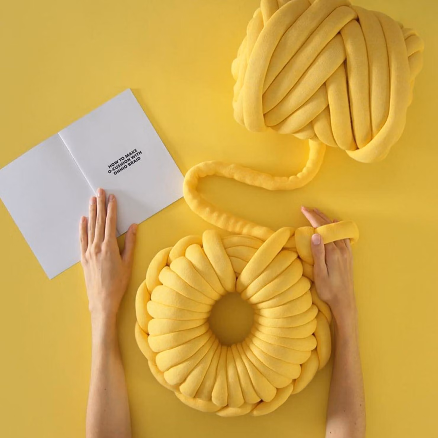 Coperta morbida e confortevole, lavorata a maglia grossa, 500g di filato di lana giallo, ideale per divano e letto