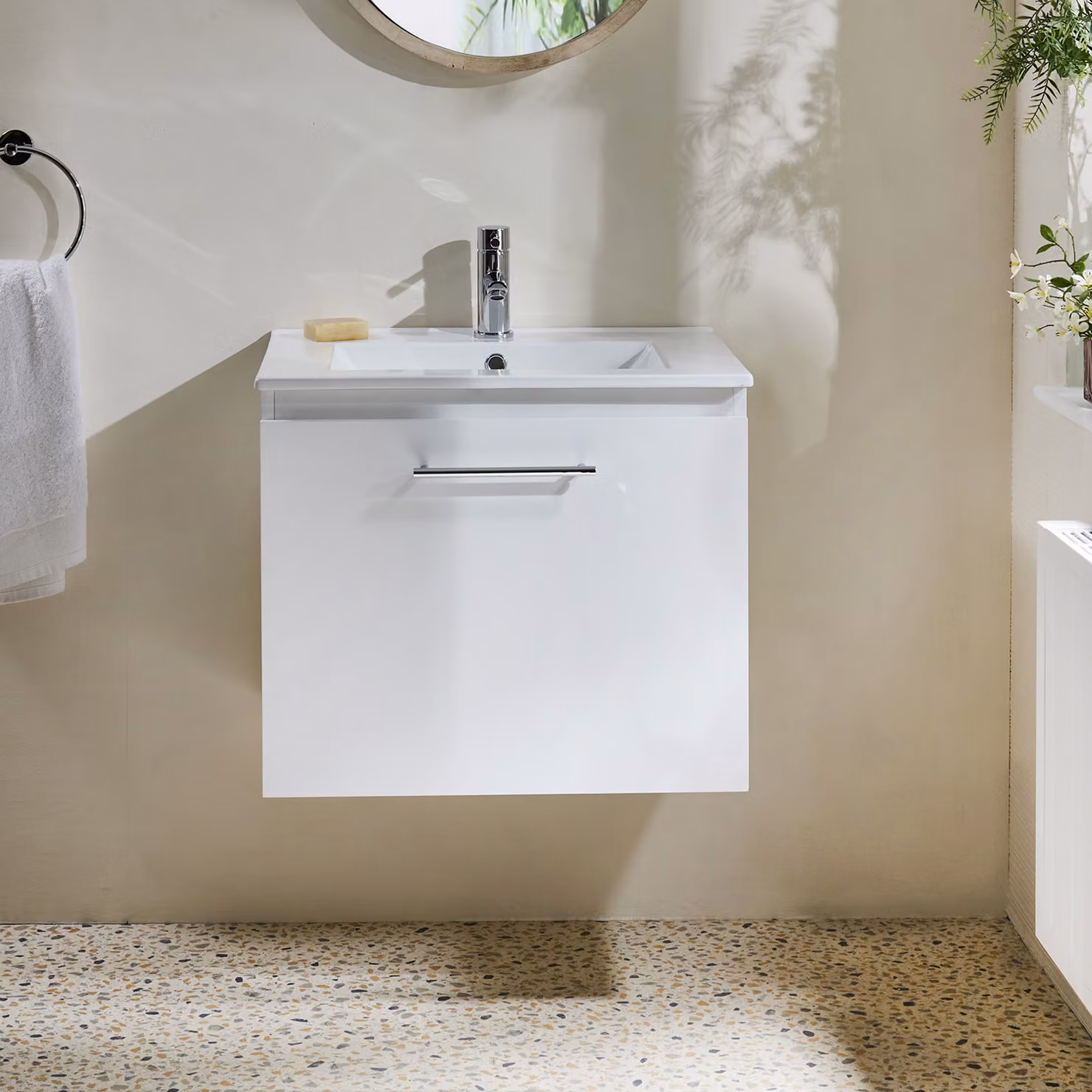 Mobile Bagno Bianco Sospeso da 600mm con Lavabo e Maniglia con Barra a T Cromate - Cluo