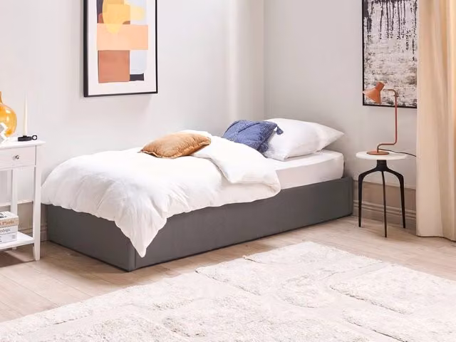 Letto singolo Beliani modello Ottomana con contenitore, imbottito in tessuto grigio e doghe in legno, design moderno, L/P/H: 90 x 200 x 31 cm – 1
