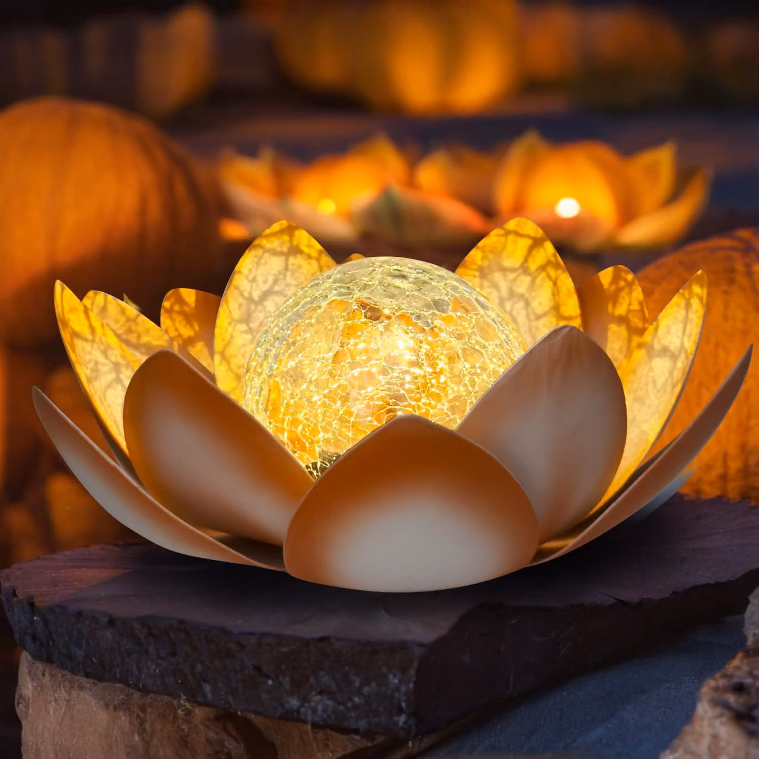 Lampada solare a forma di loto, luce bianco caldo, grado di protezione IP65, dimensioni 28x28x12 cm, confezione singola