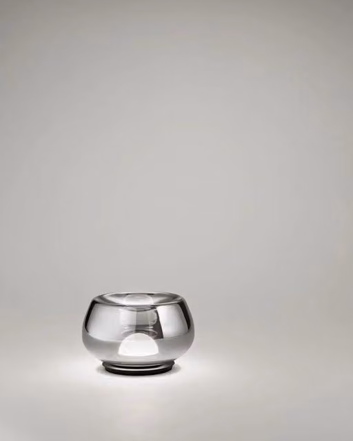 Lumetto LED Perenz serie 10S48534 con vetro concavo fumé specchiato e struttura nero opaco, 12W 3000K dimmabile, design moderno da tavolo