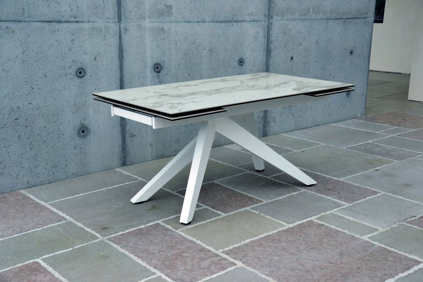 Tavolo TRIBECA vetroceramica effetto marmo bianco allungabile 160×90 cm – 240×90 cm gambe a V