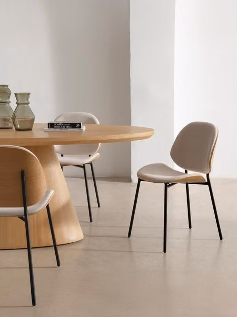 Sedia imbottita Kenay Home beige con finitura foglia di rovere e dettagli in metallo nero