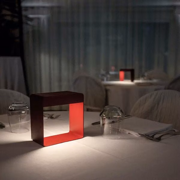 Linea Light Dama Lampada da tavolo ricaricabile in metallo rossa con sensore di movimento e luce LED bianco caldo