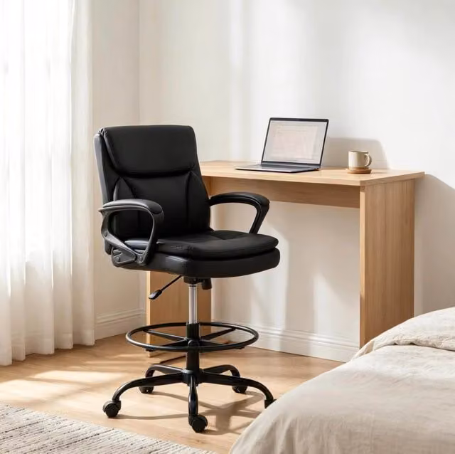 Sedia da ufficio ergonomica nera in ecopelle con poggiapiedi, braccioli e ruote girevoli 360 gradi per casa e ufficio – 1