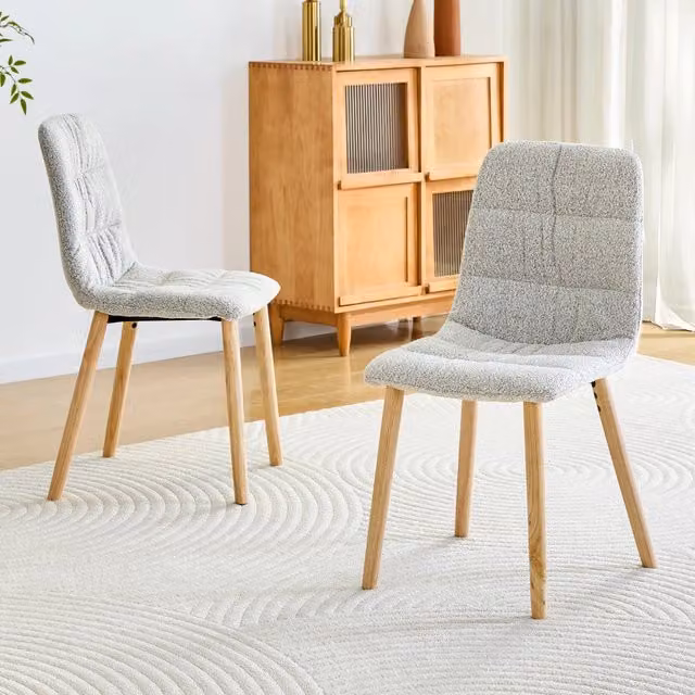 Set di 2 sedie da pranzo MIVRAY in tessuto grigio chiaro con gambe in legno di quercia e schienale ergonomico in stile scandinavo