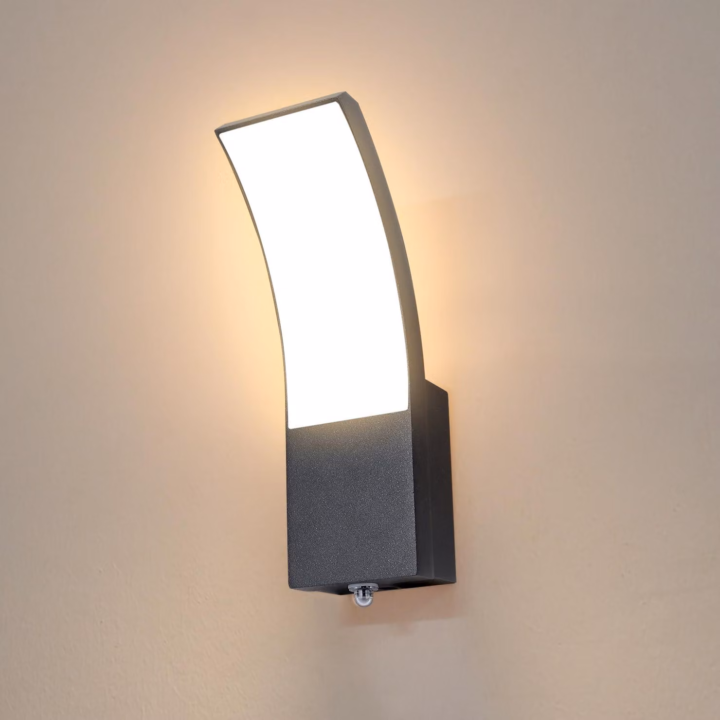 Lampada da parete esterna a LED con sensore di luminosità, 9W, 1000 lumen, 3000K, grado di protezione IP54, colore nero