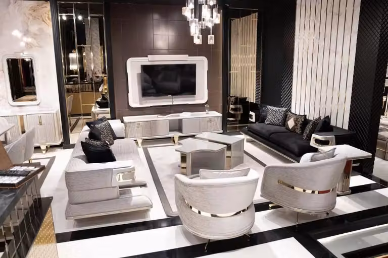 Elegantes weißes Sofa-Set aus Stoff mit Holzdetails für modernes