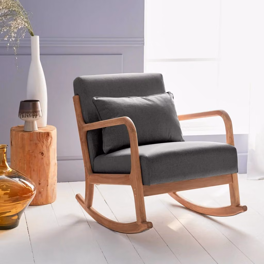 Poltrona a dondolo scandinava Sweeek in legno e tessuto grigio con braccioli – 2