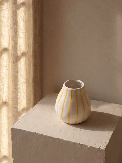 Vaso Gala giallo in ceramica e pietra Kenay Home, forma rotonda e decoro a strisce, H: 12,5 cm