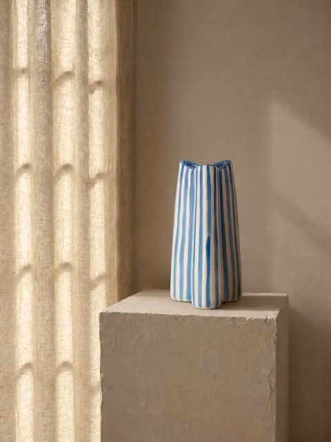 Vaso Ciss in ceramica blu e arancione con motivo a strisce Kenay Home per tavolo