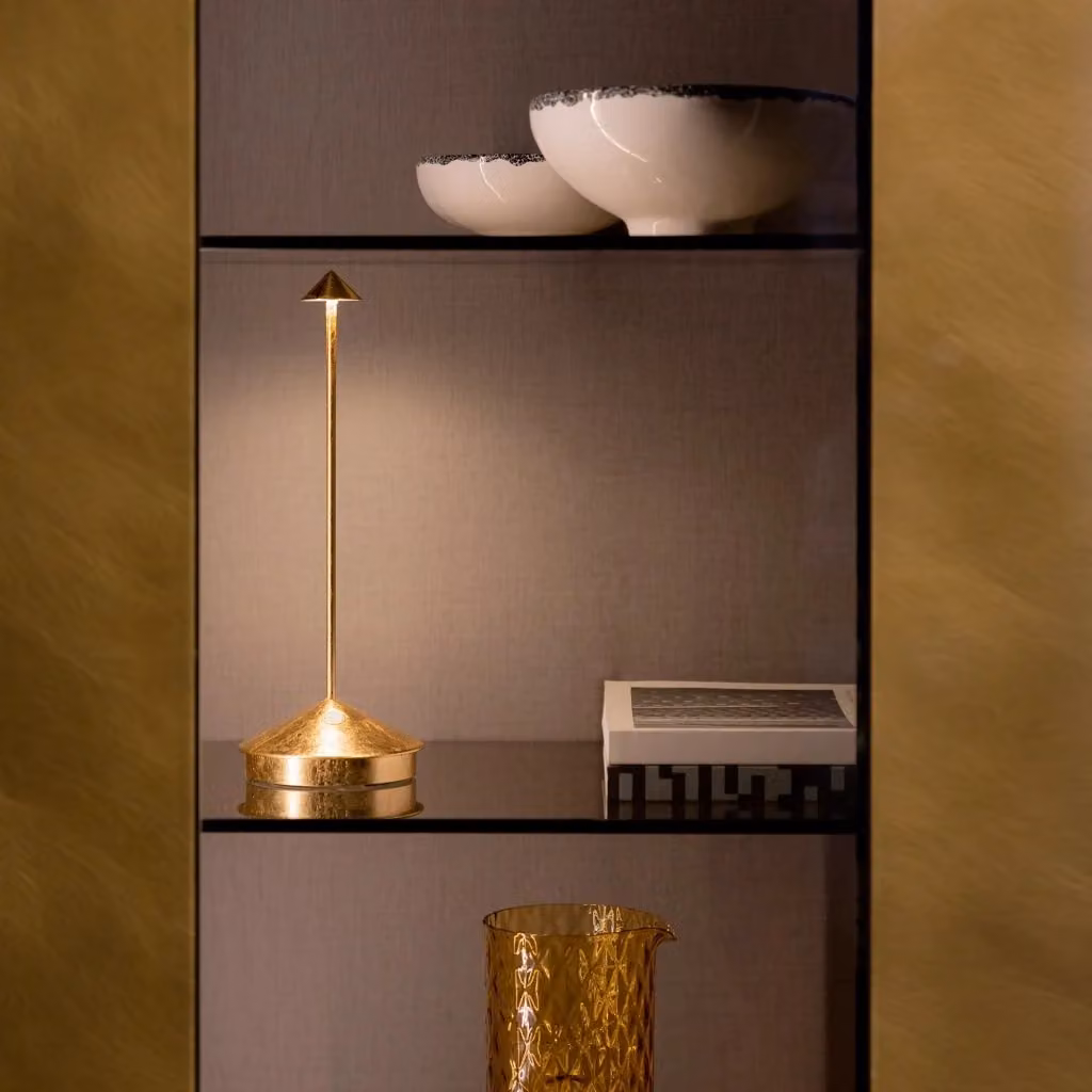 Lampada da tavolo a LED Pina Pro Foglia Zafferano oro, ricaricabile, dimmerabile e senza fili – 2