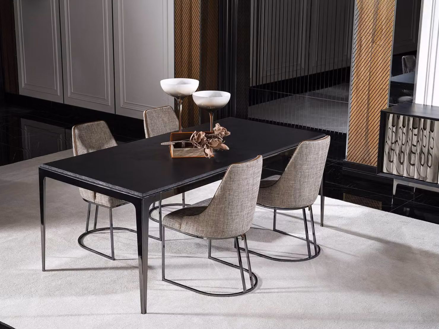 Eleganter schwarzer Esstisch aus Holz im modernen Stil