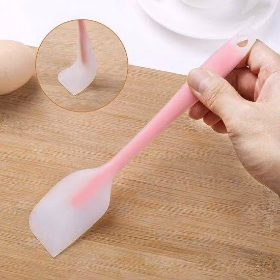 Spatola in silicone rosa per la pasticceria
