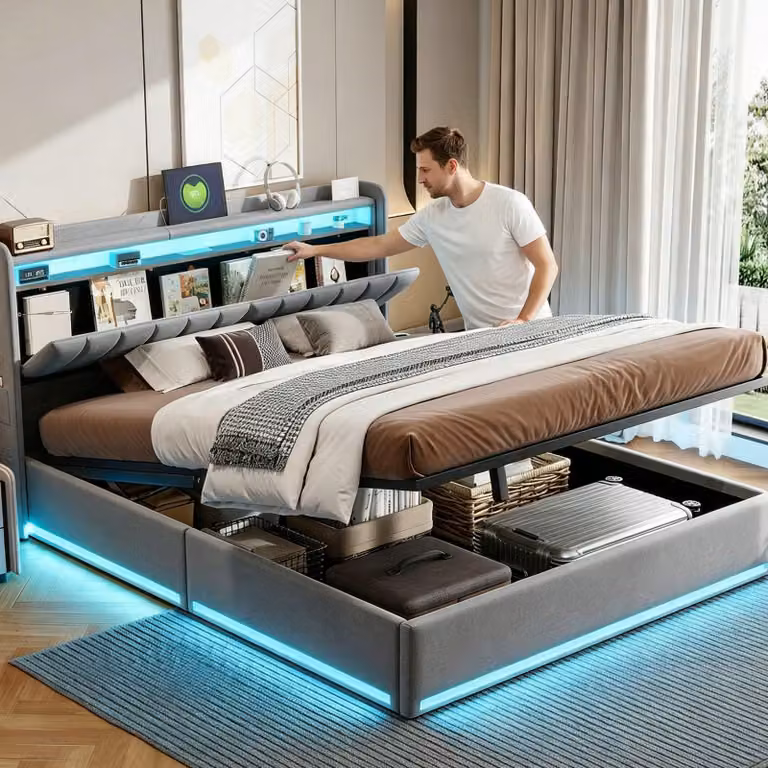 Letto Moonbite con contenitore, dimensioni 140x200 cm, rivestito in velluto grigio. Include: illuminazione d'ambiente a LED, porta USB integrata nella testiera e struttura a basso profilo con contenitore