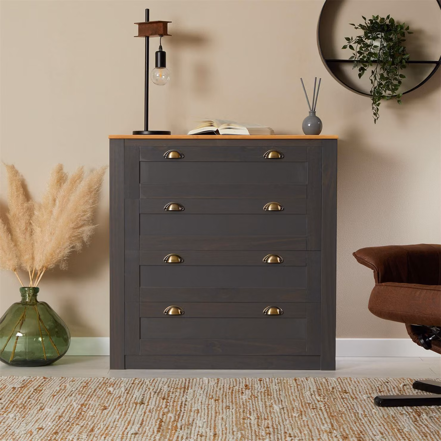Comò BOLTON in legno massello, color antracite/marrone, mobile contenitore con 4 cassetti e maniglie a forma di conchiglia in metallo, mobile contenitore in pino, verniciato