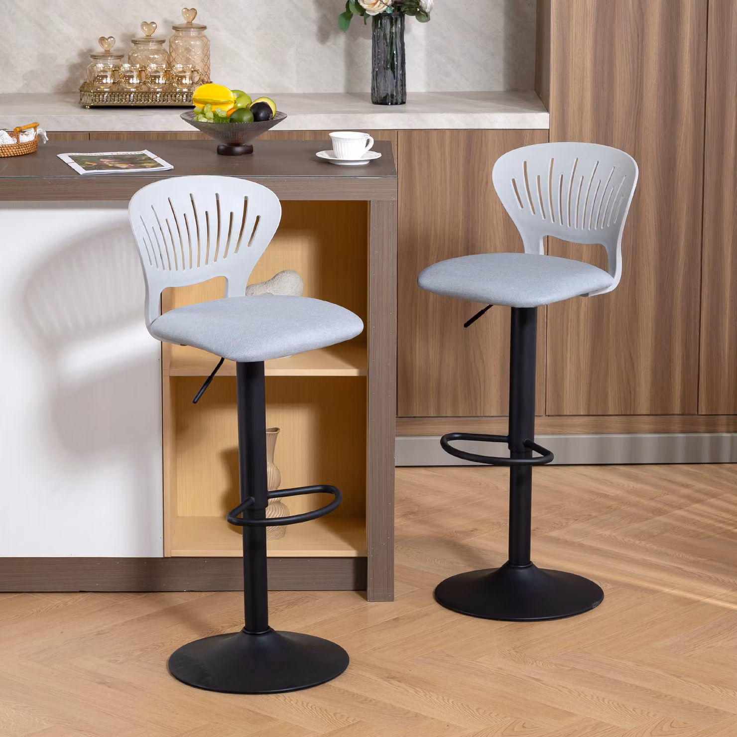 Set di 2 Sgabelli da Bar HOMCOM Girevoli a 360° con Schienale Traforato e Poggiapiedi, Regolabili in Altezza 84-105 cm, Grigio – 2