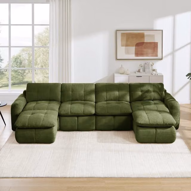 Divano modulare a U OKWISH in velluto verde con due pouf coordinati e seduta ampia e profonda