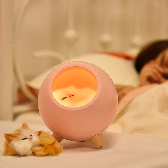 Una piccola lampada da notte senza interruttore, con comando touch, per la cameretta dei bambini