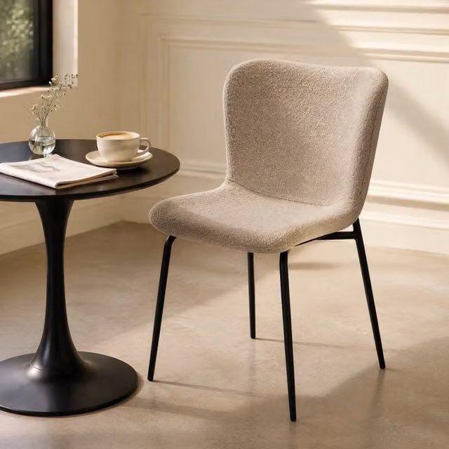 Set di 2 sedie da pranzo MIVRAY con schienale alto arrotondato in tessuto bouclé beige e gambe in metallo opaco – 1