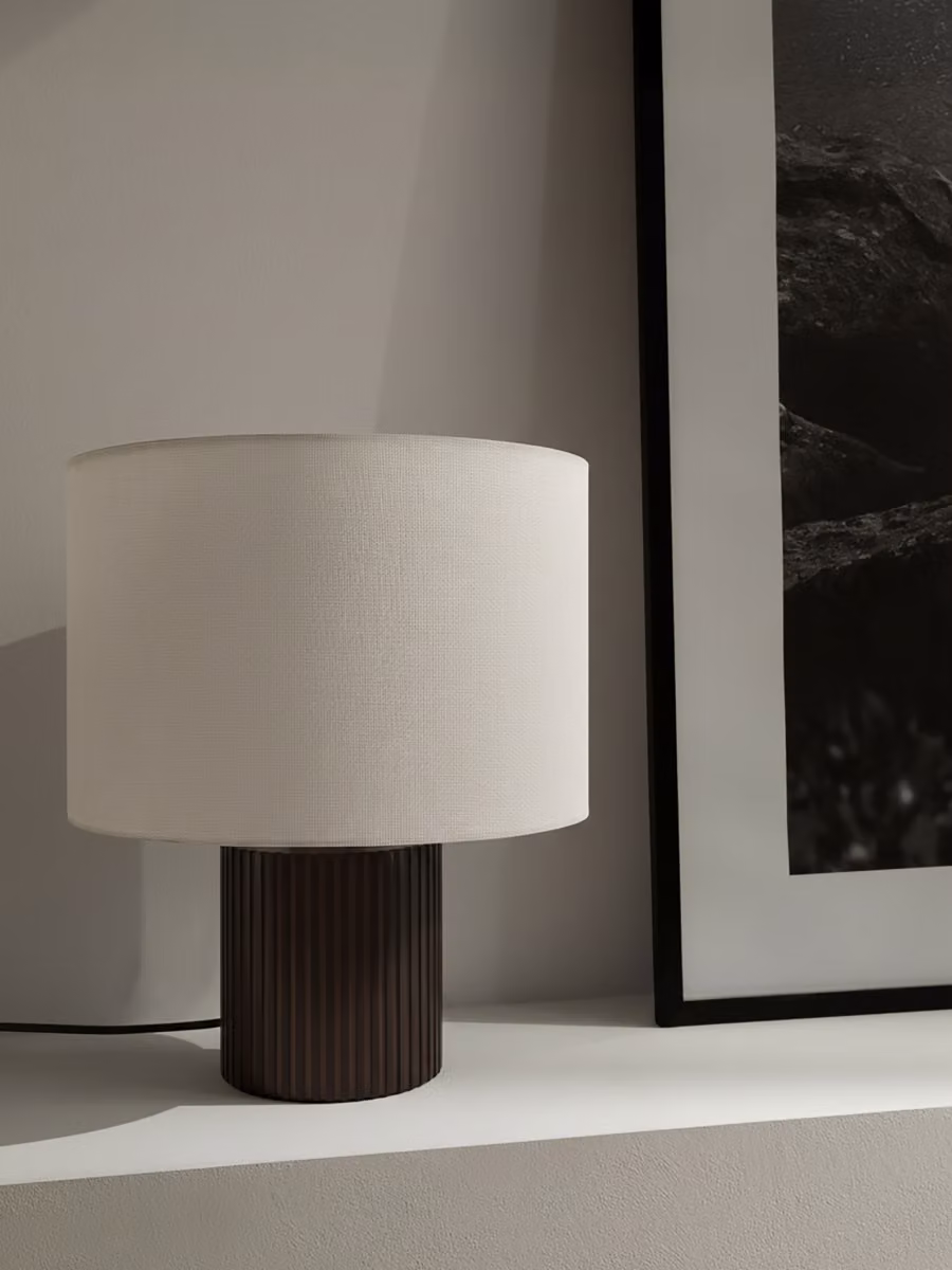 Set di 2 lampade da tavolo Vellore Kenay Home in legno e tessuto bianco, H: 33 cm, L: 30 cm, P: 30 cm – 2