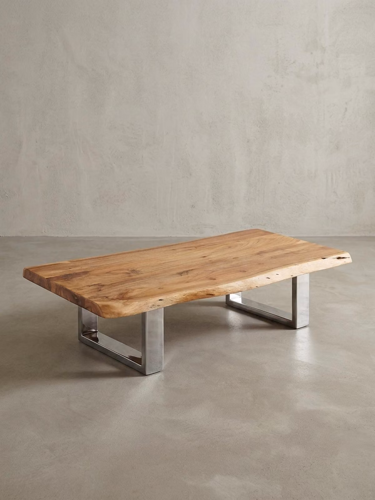 Tavolino in legno massiccio di acacia con bordi ad albero, stile country house, robuste gambe in metallo. 115x58x25 cm | Kadima Design