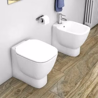 Coppia di sanitari filomuro Rak serie One in ceramica bianca con copriwcata soft-close L: 52 cm, P: 41 cm, H: 36,5 cm