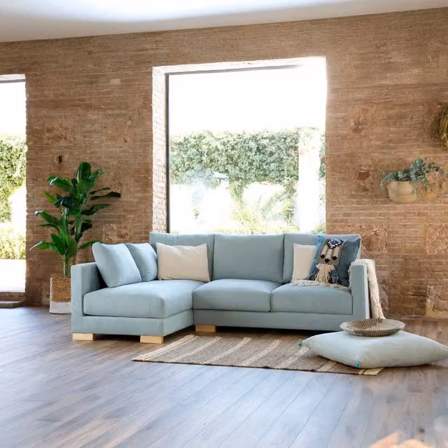 Sofà lettino Milú Banak a 4 posti con orientamento sinistro, modello moderno in tessuto blu con cuscini coordinati e coperture rimovibili