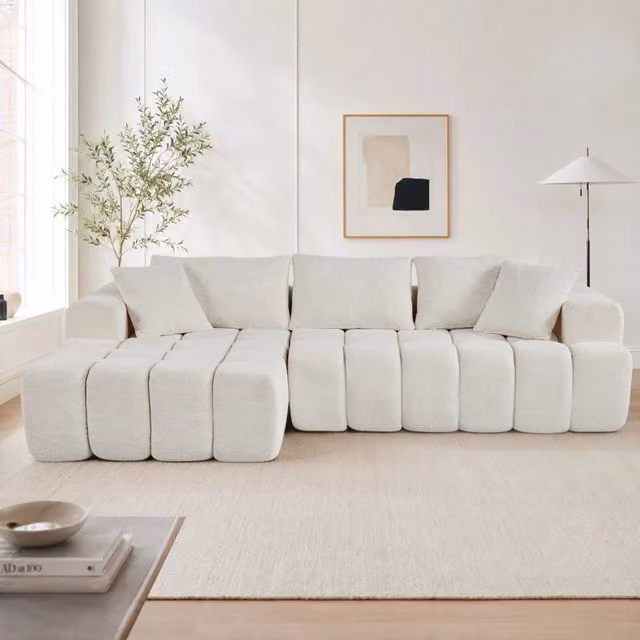 Divano ad angolo modulare compresso 250 cm in ciniglia bianco; chaise longue extra profonda 125 cm; poggiapiedi