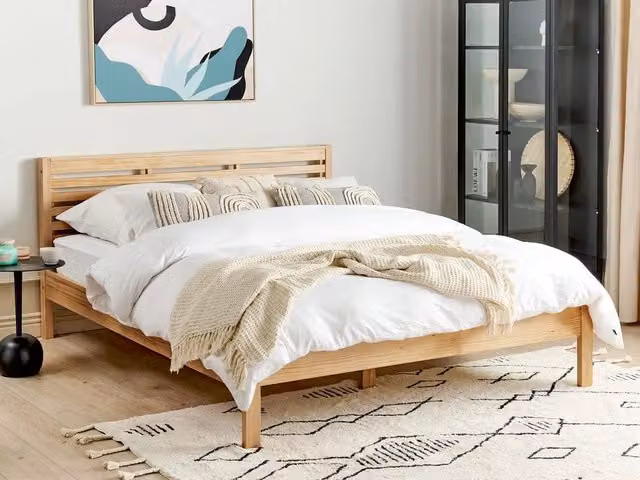 Letto Beliani in legno di pino marrone con rete a doghe arcuate stile scandinavo L/P/H: 160 x 200 x 91 cm